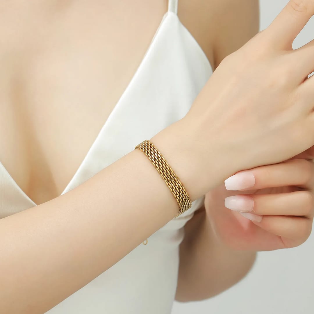 Bold Mesh Chain Bracelet – Statement Gold Wristwear
