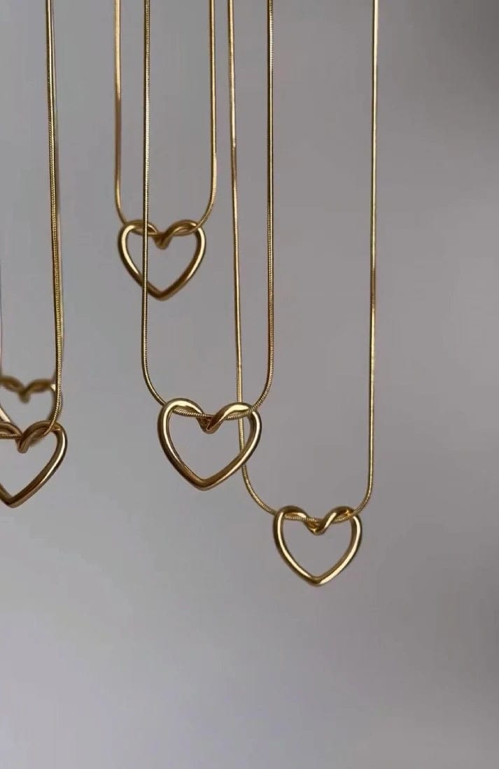 Classic Heart-Shaped Necklace – Timeless Symbol of Love
