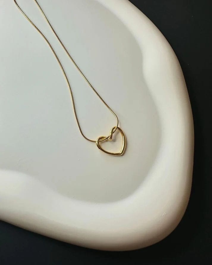 Classic Heart-Shaped Necklace – Timeless Symbol of Love