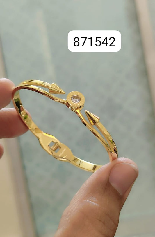Luxury Gold Arrowhead Bracelet | Tarnish-Free Designer Style