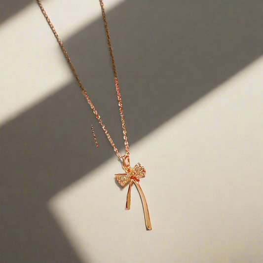 Elegant Ribbon Pendant Necklace – Minimalist Gold Charm Jewelry