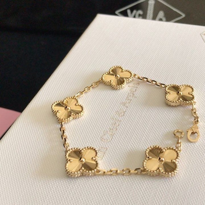 Premium Quality Clover Bracelet – Green, White & Black Charms on Gold Chain
